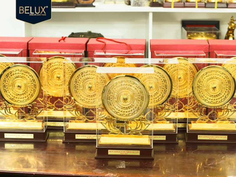 Lô Biểu trưng mặt trống hoa sen Bộ Tư Lệnh Quân Khu 5 cao 25cm bằng đồng mạ vàng 24k thiết kế theo yêu cầu